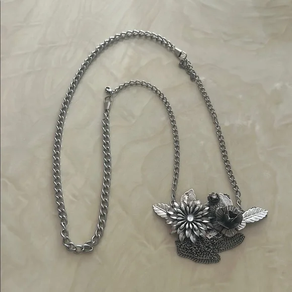 Elegant Silver Floral Pendant Necklace - Picture 3 of 3